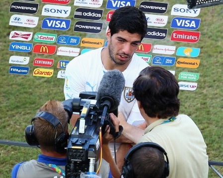Suarez phu nhan trang tron chuyen can Chiellini hinh anh