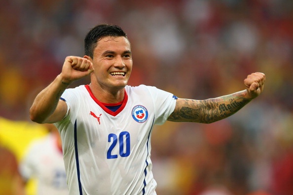 Aranguiz luôn biết cách làm chủ cuộc chơi khi đối đầu với những hàng tiền vệ hàng đầu thế giới của Hà Lan và Tây Ban Nha. Không chỉ sắm vai trò là tấm khiên thép chắn trước hàng hậu vệ, ngôi sao 25 tuổi này còn có hỗ trợ đắc lực cho hàng công. Aranguiz đã đóng góp 1 bàn thắng và 1 pha kiến tạo vào thành tích chung của toàn đội. Cầu thủ vinh dự được đề cử: Jose Juan Vazquez (Mexico).