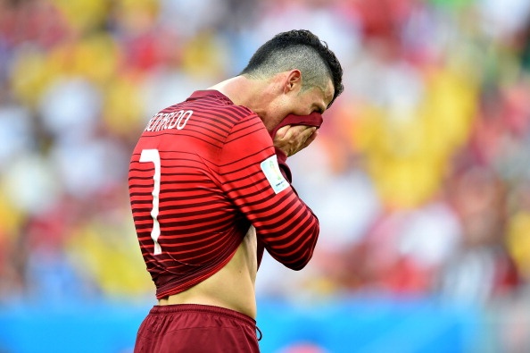 Ronaldo đến Brazil mà không có thể lực tốt nhất do chấn thương. Song thay vì nghỉ trận đầu tiên hoặc trận thứ 2 để tìm lại 100% thể lực, CR7 lại cố gắng ra sân. Nỗ lực đó đã báo hại Cầu thủ xuất sắc nhất thế giới 2013. Anh đánh mất cảm dứt điểm, nên phung phí rất nhiều cơ hội ở loạt trận cuối.