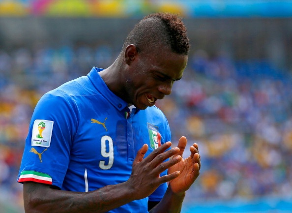 Balotelli có màn ra mắt ấn tượng ở trận gặp Anh. Nhưng có vẻ như sự xúc phạm đối với người dân xư sở sương mù (đòi Nữ hoàng Anh hôn lên má) đã “ám” Super Mario và Italy ở hai trận cuối. Trước hai đối thủ bị đánh giá dưới cơ, Azzurri đều thua với tỷ số 0-1 để rồi trở thành khán giả World Cup.