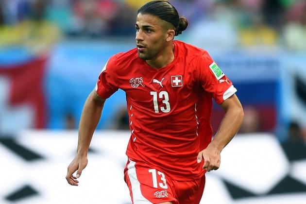 Hậu vệ Blind có 3 pha kiến tạo góp công lớn vào 3 trận toàn thắng của Hà Lan ở vòng bảng. Tuy nhiên, nếu so về tầm ảnh hưởng lên lối chơi của toàn đội, Blind không bằng Rodriguez. Tài năng trẻ 21 tuổi không chỉ phòng ngự kín kẽ, anh còn là chủ nhân của hai đường kiến tạo trong chiến thắng 2-1 trước Ecuador. Cầu thủ vinh dự được đề cử: Daley Blind (Hà Lan); Mehrdad Pooladi (Iran)