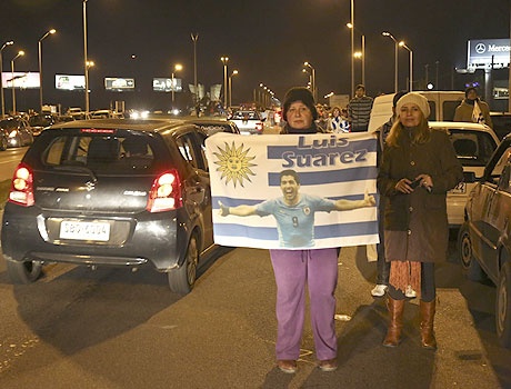Nguoi dan Uruguay chao don Suarez o san bay Montevideo hinh anh
