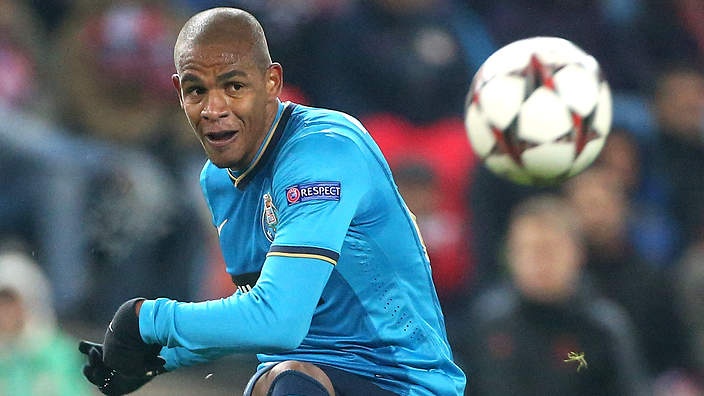 Hôm 25/6 vừa qua, Man City vui mừng thông báo họ đã có được chữ ký của tiền vệ Fernando từ Porto. Để nhận được sự phục vụ của ngôi sao người Brazil, Man City đã phải bỏ ra 12,6 triệu bảng (15 triệu euro), nhưng thời hạn bản giao kèo cũng như mức lương dành cho cầu thủ 26 tuổi vẫn chưa được tiết lộ. Fernando gia nhập Porto năm 2007. Sau 7 năm gắn bó với đội chủ sân Dragao, tiền vệ sinh năm 1987 ra sân 142 trận tại giải VĐQG Bồ Đào Nha, ghi 2 bàn thắng.