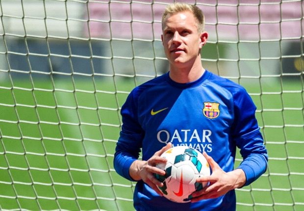 Ter Stegen là bản hợp đồng đầu tiên nổ ra ở kỳ chuyển nhượng hè này. Thủ môn trẻ người Đức chia tay Monchengladbach để gia nhập Barcelona hôm 22/5 theo bản giao kèo có thời hạn tới tháng 6/2019. Để hoàn tất thương vụ này, Barca đã trả cho CLB Đức 9,7 triệu bảng (12 triệu euro). Mức phí phá vữ hợp đồng mà đội chủ sân Nou Camp đưa ra cho thủ môn 22 tuổi là 67,2 triệu bảng (80 triệu euro).
