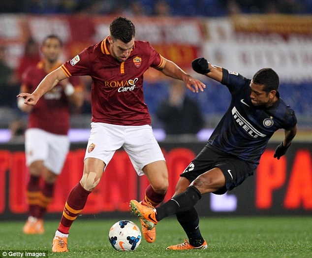 Strootman từng là mục tiêu rất được yêu thích của Van Gaal. Ngôi sao 24 tuổi này không phải là người có tốc độ, song anh lại sở hữu chiếc chân trái hiếm có. Chấn thương là nguyên nhân khiến Strootman không còn được quan tâm nhiều, thay vào đó Quỷ đỏ đang tính đổi hướng sang Sami Khedira của Real.