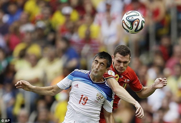 Hậu vệ người Bỉ từng có thời gian chơi rất thuyết phục trong màu áo Arsenal, nhưng mùa vừa qua anh không thường xuyên ra sân. Dẫu vậy, M.U vẫn tin vào kinh nghiệm 5 năm chơi bóng ở Premier League của Vermaelen. Arsenal tuyên bố chỉ để thủ quân của họ ra đi nếu nhận đủ 12 triệu bảng.