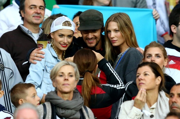 Ban gai cua Khedira va Schweini quen co vu cho nguoi tinh hinh anh