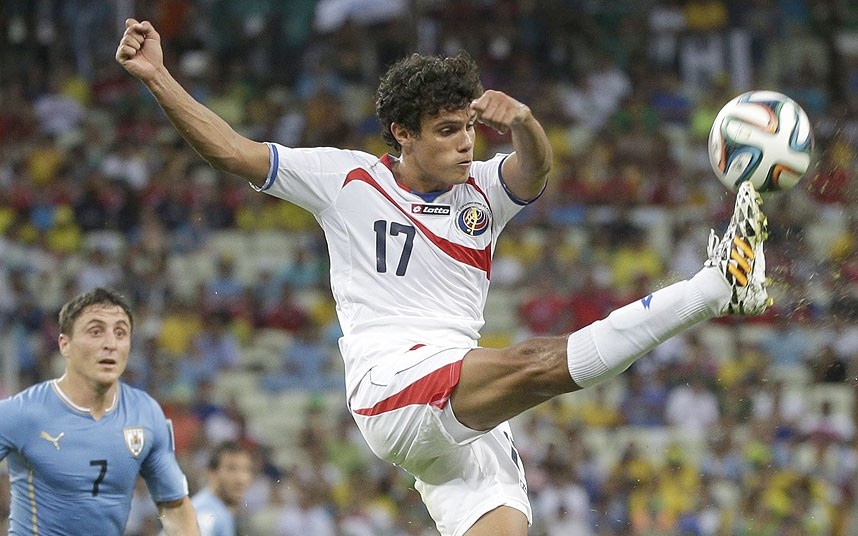 Tejeda từng hứng chịu không ít hoài nghi trước thềm World Cup. Thế nhưng, thực tế cho thấy sao mai 22 tuổi hoàn thành quá xuất sắc vai trò của một tiền vệ phòng ngự. Những cú tắc bóng dũng mãnh và chính xác của Tejeda chính là cơ sở để Costa Rica thăng hoa tại giải lần này.