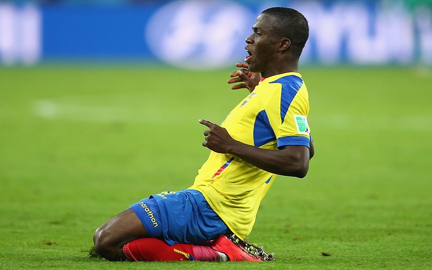 Cùng mang họ Valencia, nhưng ngôi sao của M.U Antonio Valencia gần như không được nhắc tới. Thay vào đó NHM chỉ nhớ đến cái tên Enner Valencia sau cú đúp vào lưới Honduras. Sự nhanh nhẹn và mạnh mẽ  giúp chân sút 25 tuổi này lọt vào mắt xanh của một số CLB tại châu Âu.