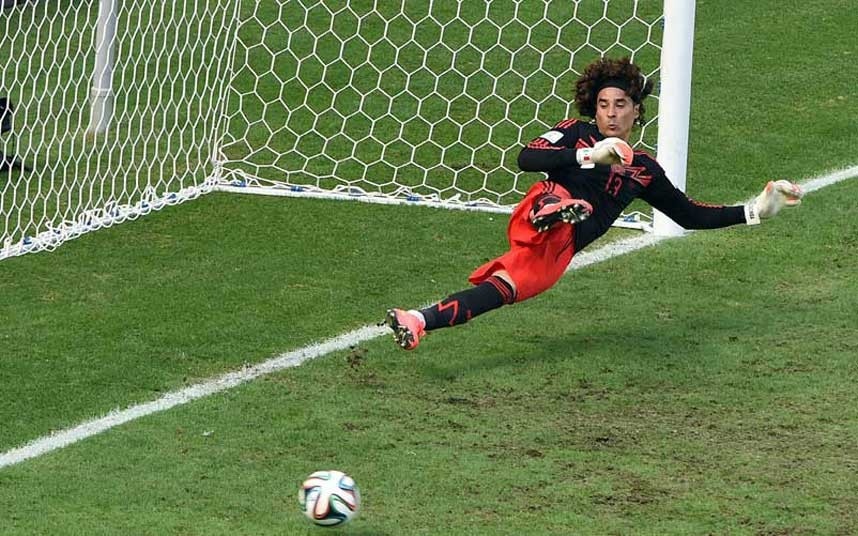 Ochoa có màn trình diễn vô cùng thuyết phục trong trận gặp Brazil tại World Cup 2014. Nhờ đó mà tuyển thủ Mexico lọt vào mắt xanh của hai ông lớn tại Premier League là Arsenal và Liverpool.