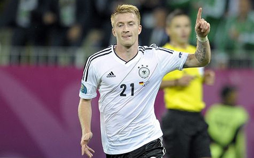 Reus bị loại khỏi tuyển Đức ngay trước thềm World Cup do chấn thương mắt cá. Lúc này Dortmund đang tìm cách để giữ chân Reus khỏi sự theo đuổi của Barcelona và Man United.