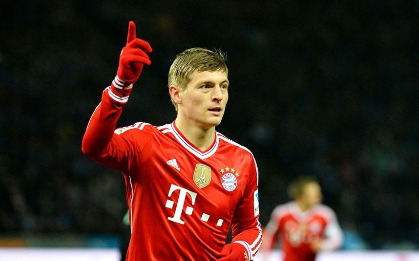 Bản giao kèo giữa Kroos và Bayern sẽ đáo hạn vào hè 2015, tuy nhiên, tuyển thủ Đức vẫn chưa chịu gia hạn. Sự lưỡng lự của ngôi sao 24 tuổi thắp lên cơ hội cho Barcelona, Man United và Man City.