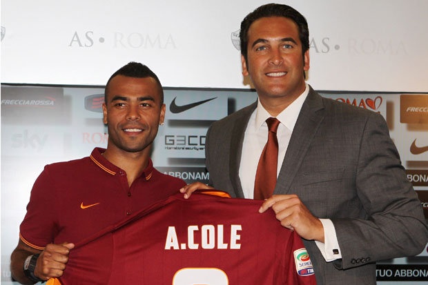 Cựu Pháo thủ ra mắt đội bóng mới. Ảnh: Getty Images.