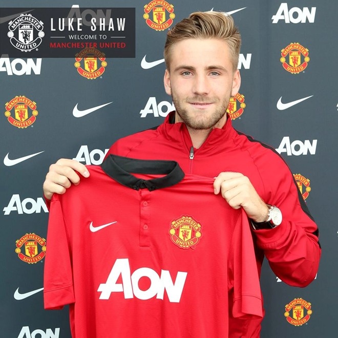 Luke Shaw vừa trở thành cầu thủ trẻ đắt giá nhất thế giới. Ảnh: Daily Mail.