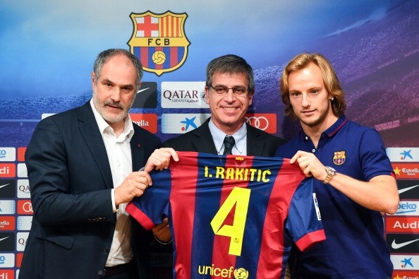 Rakitic vừa ra mắt đội bóng xứ Catalunya. Ảnh: Getty Images.