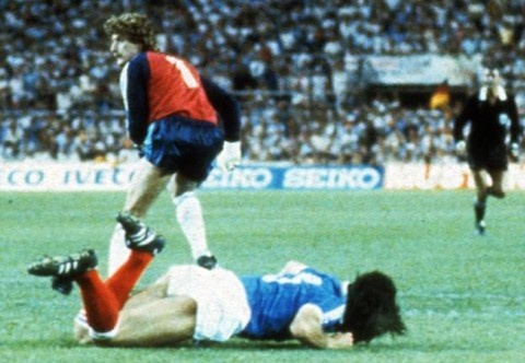 Pha va chạm kinh hoàng giữa thủ môn Harald Schumacher (Đức) và hậu vệ Patrick Battiston (Pháp).