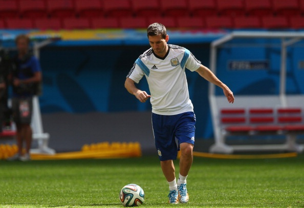 Messi tap sut phat de pha boong-ke do cua Bi hinh anh