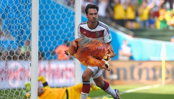 Anh vui Hummels be ga quay Gaulois chay khap san hinh anh