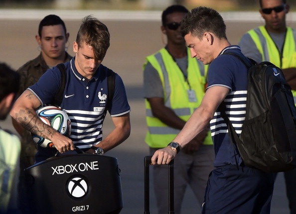 Antoine Griezmann (L) and defender Laurent Koscielny