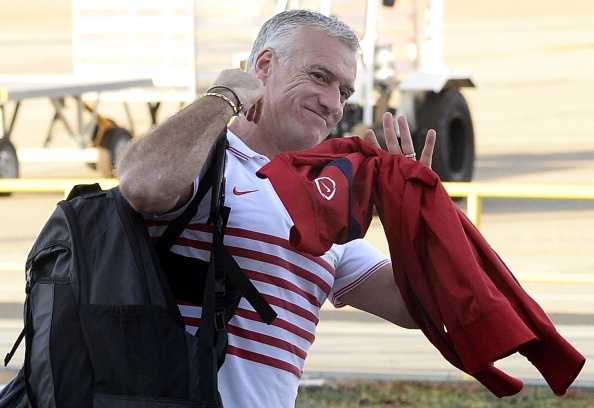 Thay tro Deschamps vui ve xach va ly len duong ve nuoc hinh anh