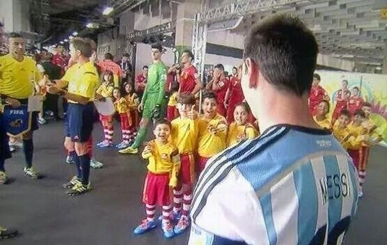 Diem tin 6/7: Messi lai khien nguoi ham mo rau long hinh anh