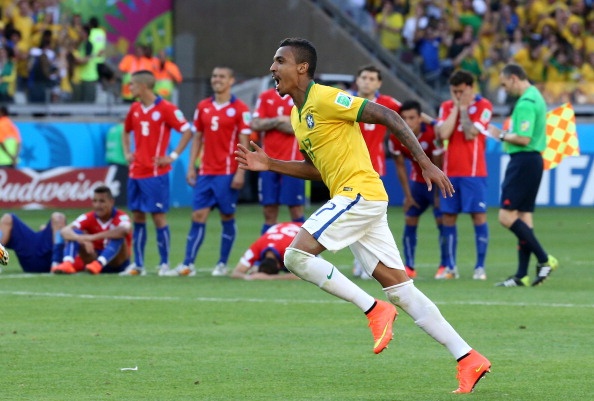 Gustavo được xem là tấm khiên thép chắn trước hàng phòng ngự của Brazil. Ngoài những cú cắt bóng có độ chính xác rất cao, ngôi sao của Wolfsburg đôi lúc còn tung ra những đường chuyền phản công rất nguy hiểm. Màn trình diễn ấn tượng giúp Luiz Gustavo lọt vào mắt xanh của Real Madrid.