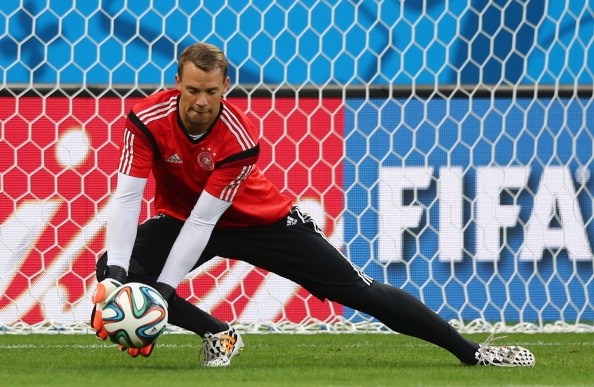 Julio Cesar có hai pha cứu thua xuất thần trong loạt penalty gặp Chile giúp Brazil đi tiếp. Tuy nhiên, xét về độ ổn định thì Cesar không bằng Neuer, thủ thành giữ sạch lưới 3 trận gần nhất của Đức (tính trong 90 phút).