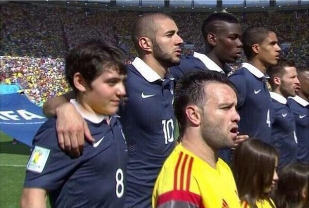 Một cư dân mạng thậm chí đã tạo ra bức ảnh chế bằng cách đảo đầu giữa cậu bé mascot và Valbuena để châm chọc tuyển thủ Pháp.