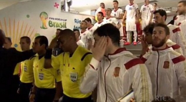 Trong tai nguong chin mat vi khong duoc bat tay hinh anh