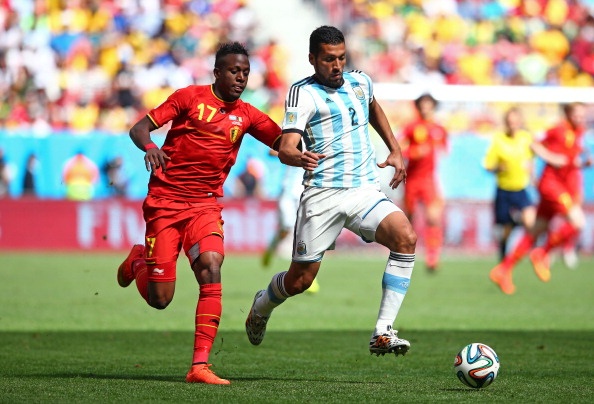 Trong tổng số 18 lần tranh chấp tay đôi, cựu hậu vệ Benfica thắng tới 14 lần. Ngoài ra, Garay còn là cầu thủ có tỷ lệ chuyền bóng thành công rất cao. Sau 222 đường chuyền, anh đưa bóng đúng địa chỉ 210 lần.