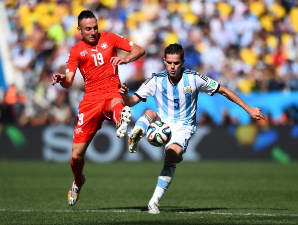 Trong số các tiền vệ trung tâm, Gago là người xứng đáng chơi cạnh Mascherano nhất. Cựu sao Real thắng 6 trong tổng số 9 pha tranh chấp tay đôi với đối phương. Tỷ lệ chuyền bóng của Gago cũng đạt mức rất cao: 91,2% (311/341). 