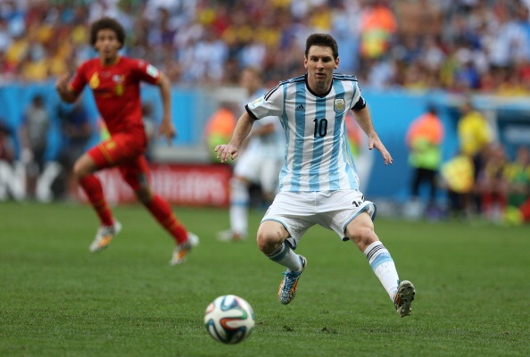 Ở trận gặp Bỉ, HLV Sabella bất ngờ kéo Messi về chơi ở vị trí tiền vệ và M10 đã hoành thành xuất sắc nhiệm vụ được giao. Trước đó khi thi đấu ở hàng tiền đạo, Messi cũng khiến hàng thủ đối phương chết lặng với những pha dứt điểm rất đẳng cấp.