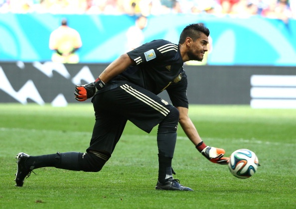 HLV Sabella từng rất đau đầu trong việc tìm lời giải cho bài toán thủ môn. Tới tận tháng 3 vừa qua, ông mới quyết định chọn Romero. Đáp lại niềm tin từ ông thầy, Romero chơi rất thuyết phục khi có một số pha cứu thua xuất thần, giúp Albiceleste tránh khỏi bàn thua.