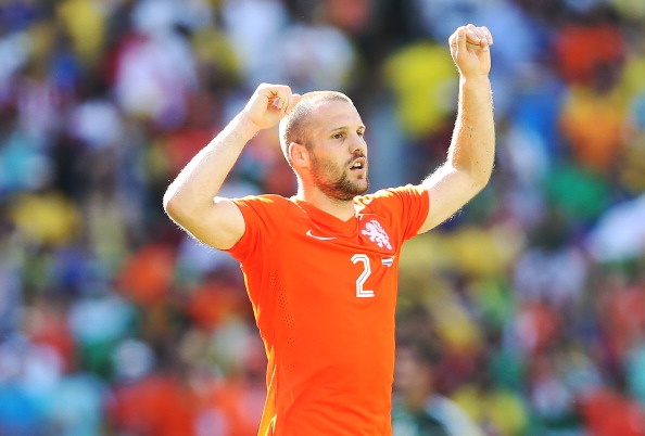 Vlaar luôn thi đấu với sự tập trung rất cao. Nhờ đó, trung vệ 29 tuổi thường đưa ra những quyết định kịp thời và chính xác trong các tình huống truy cản đường lên bóng của đối phương.