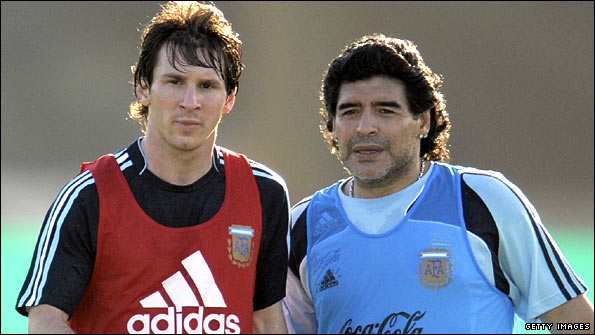 Messi luôn bị đem so với huyền thoại Diego Maradona.