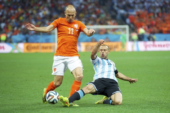 Thêm một trận đấu nữa, Mascherano lại qua mặt Messi để sắm vai người hùng của Argentina. Ngôi sao của Barca hoạt động vô cùng hiệu quả ngay cả khi bị choáng sau va chạm với cầu thủ đối phương trong hiệp 1. Ở cuối trận đấu, Mascherano cản phá kịp thời sau cú ra chân cận thành của Robben.