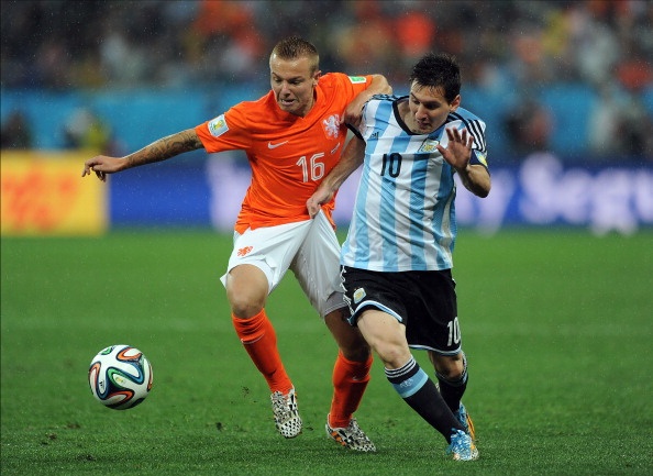 Messi chơi dưới sức so với những trận trước, nhưng chẳng cầu thủ nào xứng đáng giành vị trí này từ tay của M10. Với vai trò của một tiền vệ, Messi đã thực hiện khá tốt nhiệm vụ phát động tấn công. Nếu may mắn, siêu sao 27 tuổi đã có được bàn thắng sau cú sút phạt trong hiệp 1.