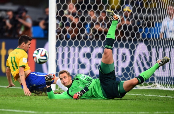 Neuer có hiệp 1 rất nhàn nhã trước sự vô hại của các tiền đạo Brazil. Tuy nhiên, hiệp 2 lại là khoảng thời gian khá bận rộn của thủ thành 28 tuổi. Theo thống kê, Neuer có 7 pha cản phá thành công những pha dứt điểm của đội chủ nhà.