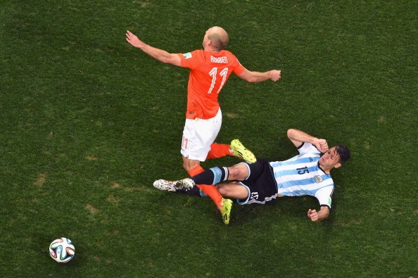 Demichelis đã chứng tỏ anh còn nguyên giá trị dù đã 33 tuổi. Những pha cắt bóng chính xác và khả năng đeo bám cực tốt của ngôi sao Man City khiến Van Persie và Robben không có cơ hội để tỏa sáng. Demichelis tranh chấp bóng thành công 100%, tỷ lệ chuyền bóng chính xác chiếm 95%.
