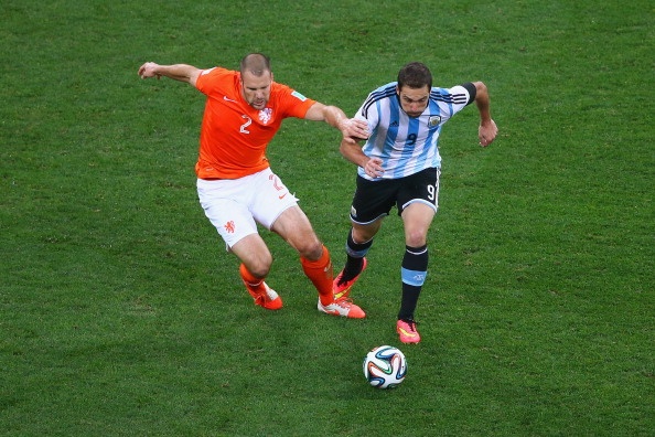 Vlaar là chốt chặn chắc chắn nhất của Hà Lan trong cuộc so tài với Argentina. Nhờ những cú tắc bóng chính xác (4 lần) của trung vệ 29 tuổi, khung thành của Cillessen được giải nguy kịp thời.