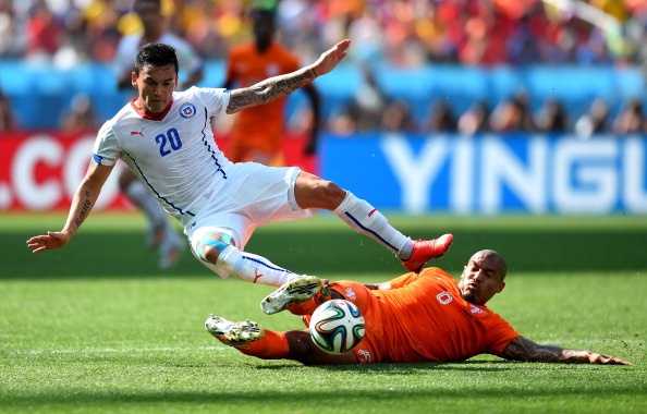 Aranguiz chơi tuyệt hay trong trận gặp Tây Ban Nha. Hàng tiền vệ toàn sao của nhà ĐKVĐ thế giới gần như không có cơ hội chứng tỏ trước sự đeo bám quyết liệt cùng những cú tắc bóng chuẩn xác của Aranguiz. Tại vòng 1/8, Aranguiz cũng chơi xuất sắc nhưng anh không thể giúp Chile đi tiếp sau loạt penalty may rủi trước chủ nhà Brazil.