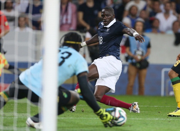 Quyết đoán, tinh tế nhưng không kém phần dũng mãnh, Mangala luôn đưa ra giải pháp tối ưu nhất trong những pha truy cản đường lên bóng của đối phương. Đó cũng là lý do giúp anh nhận được sự theo đuổi của một loạt CLB như Chelsea, Barcelona, PSG, Man City và M.U. Theo Mirror, Man City là đội chiếm ưu thế trong cuộc đua giành tuyển thủ Pháp sau khi đồng ý bỏ ra 40 triệu euro để trả cho Porto.