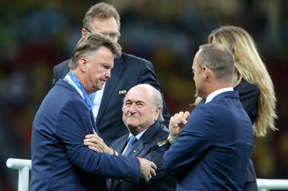 Chu tich Blatter phi cuoi voi bo mat ham ham cua Van Gaal hinh anh