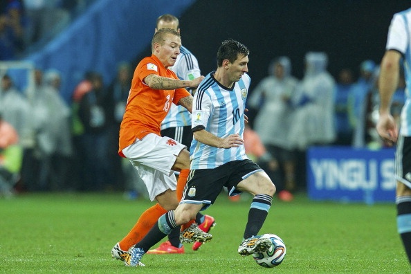 Hai trận gần nhất Messi được HLV Sabella kéo xuống đá như một tiền vệ trung tâm. Ở vai trò mới, siêu sao 27 tuổi vẫn hoàn thành xuất sắc nhiệm vụ. Kể từ đầu giải, ngoài 4 bàn thắng và 1 lần kiến tạo, M10 còn có tới 21 lần mở ra cơ hội cho đồng đội.