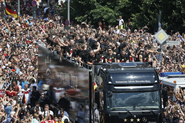 Nua trieu nguoi mung chuc VDTG cung tuyen Duc hinh anh