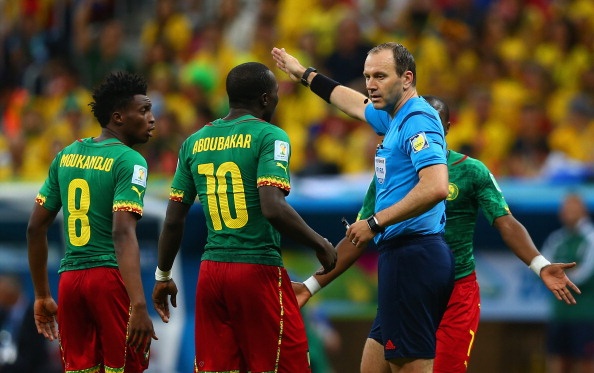 Ngay trước khi giải đấu diễn ra, các cầu thủ Cameroon đã cho thấy sự thiếu chuyên nghiệp khi đòi bỏ giải vì chuyện tiền tưởng. Tinh thần rã đám khiến những chú sư tử bất khuất toàn thua 3 trận ở vòng bảng, ghi 1 bàn và để lọt lưới 9 lần. Thành tích của Cameroon là tệ nhất so với các đội bóng châu Phi tranh tài ở Brazil.