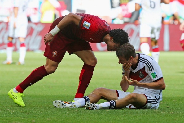 Trong một trận đấu quan trọng với tuyển Đức, Pepe lại không giữ được sự bình tĩnh. Cú húc đầu (dù rất nhẹ) vào kẻ ăn vạ Thomas Mueller khiến sao Real nhận thẻ đỏ rời sân. Chơi thiếu người từ phút 37, Bồ Đào Nha để thủng lưới thêm 3 bàn nữa, qua đó khép lại trận đấu với thất bại 0-4.