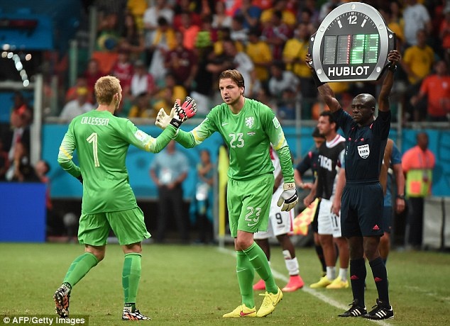 Quyết định thay người lịch sử của Van Gaal trong trận gặp Costa Rica.