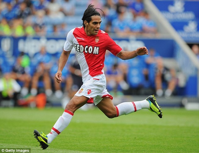 Benzema có một mùa giải thành công, tuy nhiên, chân sút người Pháp phải là mẫu người có thể khiến hàng thủ đối phương khiếp đảm mỗi khi xuất hiện. Một nhân tố như vậy phải chỉ có thể là Radamel Falcao. Trước khi chuyển sang khoác áo AS Monaco, 