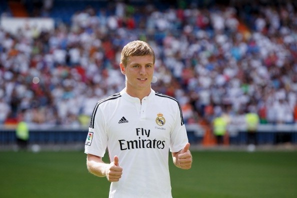 Dù nhập cuộc sau nhưng Real vẫn vượt mặt Barca và M.U trong cuộc đua giành chữ ký của Toni Kroos. Ngôi sao 24 tuổi sở hữu lối chơi khá đơn giản nhưng rất hiệu quả. Anh chính là hạt nhân trong việc giúp Bayern đoạt 7 danh hiệu trong 2 mùa vừa qua cũng như giúp tuyển Đức lần thứ 4 lên ngôi vô địch thế giới. 
